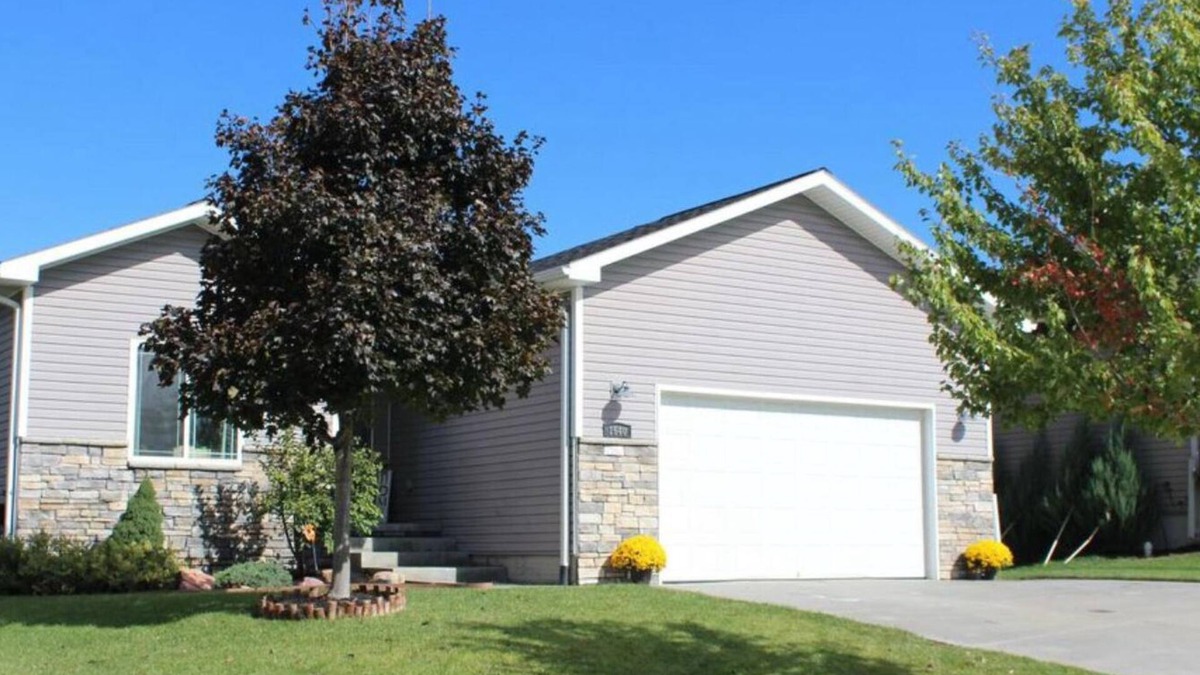 Lincoln House | Spacious 4-bedroom house with AC, WiFi in NW Lincoln