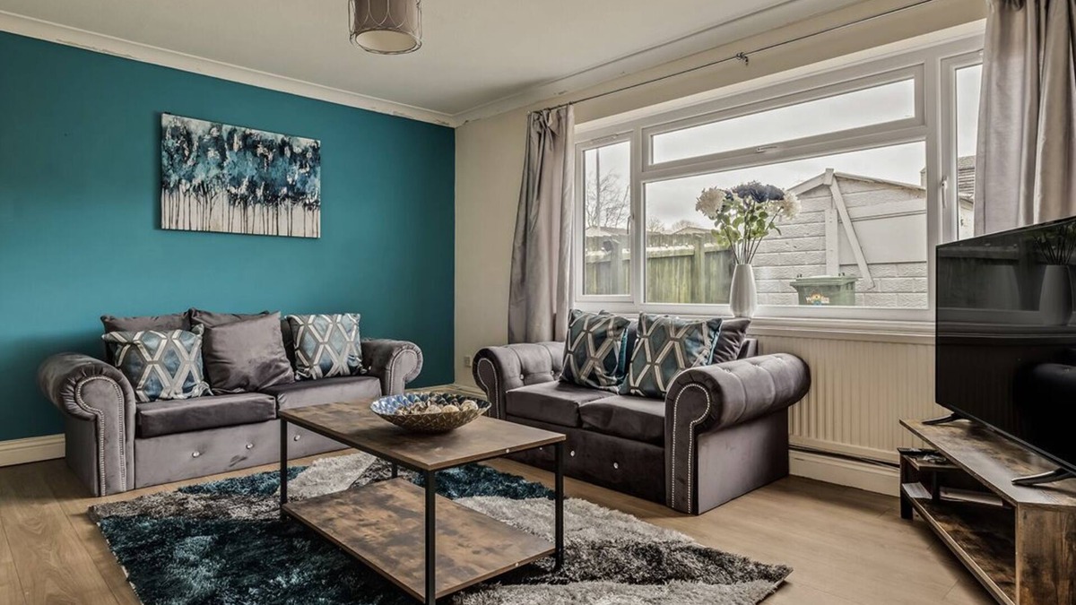 Corby House | Spacious 4 Bedroom House private parking