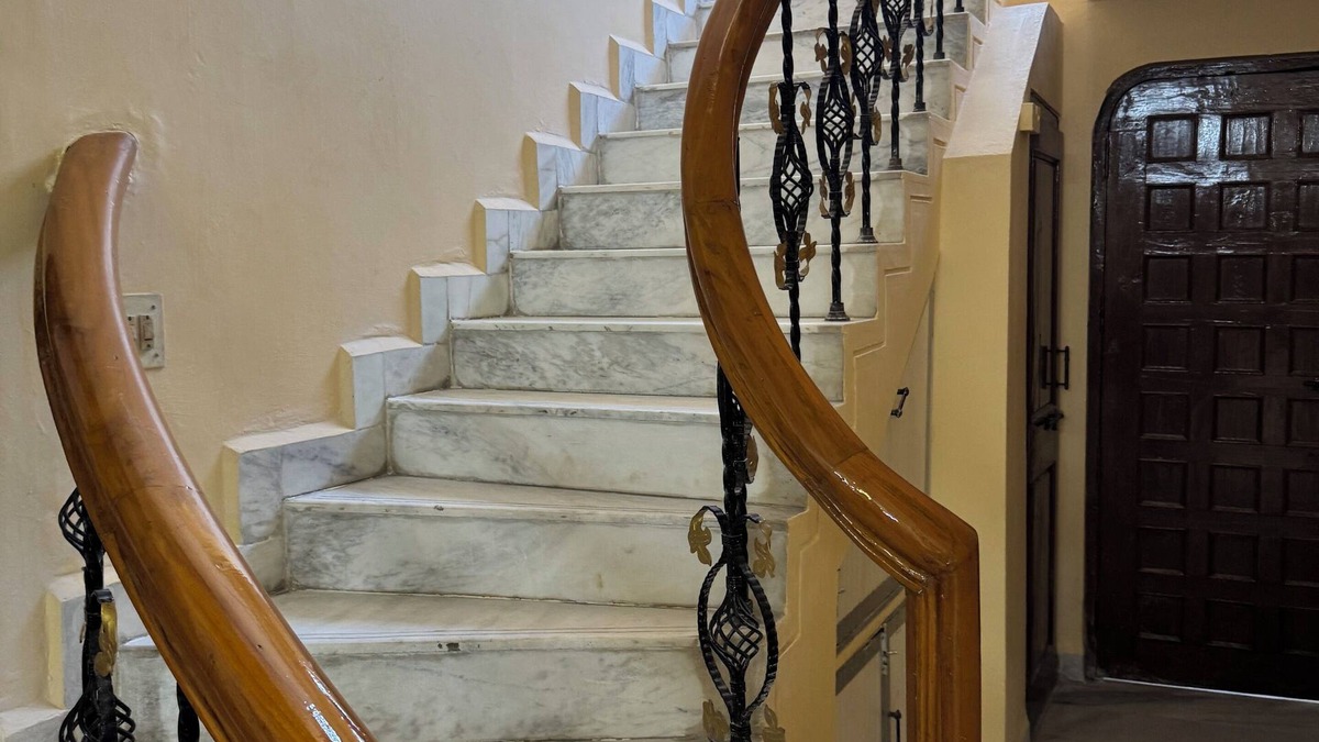 Ujjain House | Spacious 4 Bedroom House with parking in heart of city