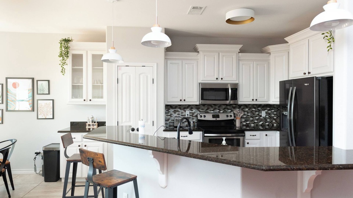Alpine House | Spacious 4-bedroom house with WiFi and AC in charming Alpine