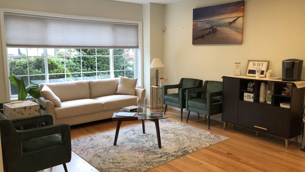 Forest Hills Gardens House | Spacious 4 Bedroom House with Parking, near local hospitals and stadiums