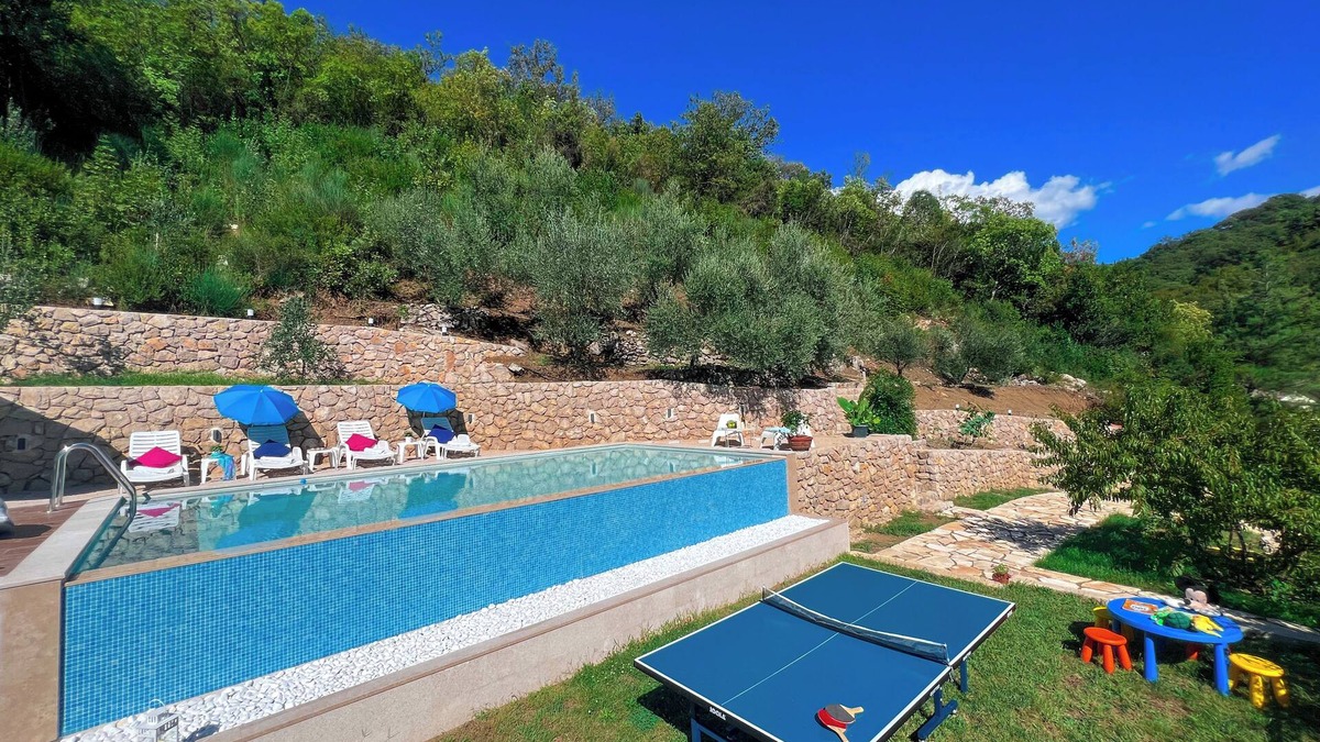 Herceg Novi Municipality House | Spacious 4-bedroom house with infinity pool for relaxing in lovely Herceg Novi