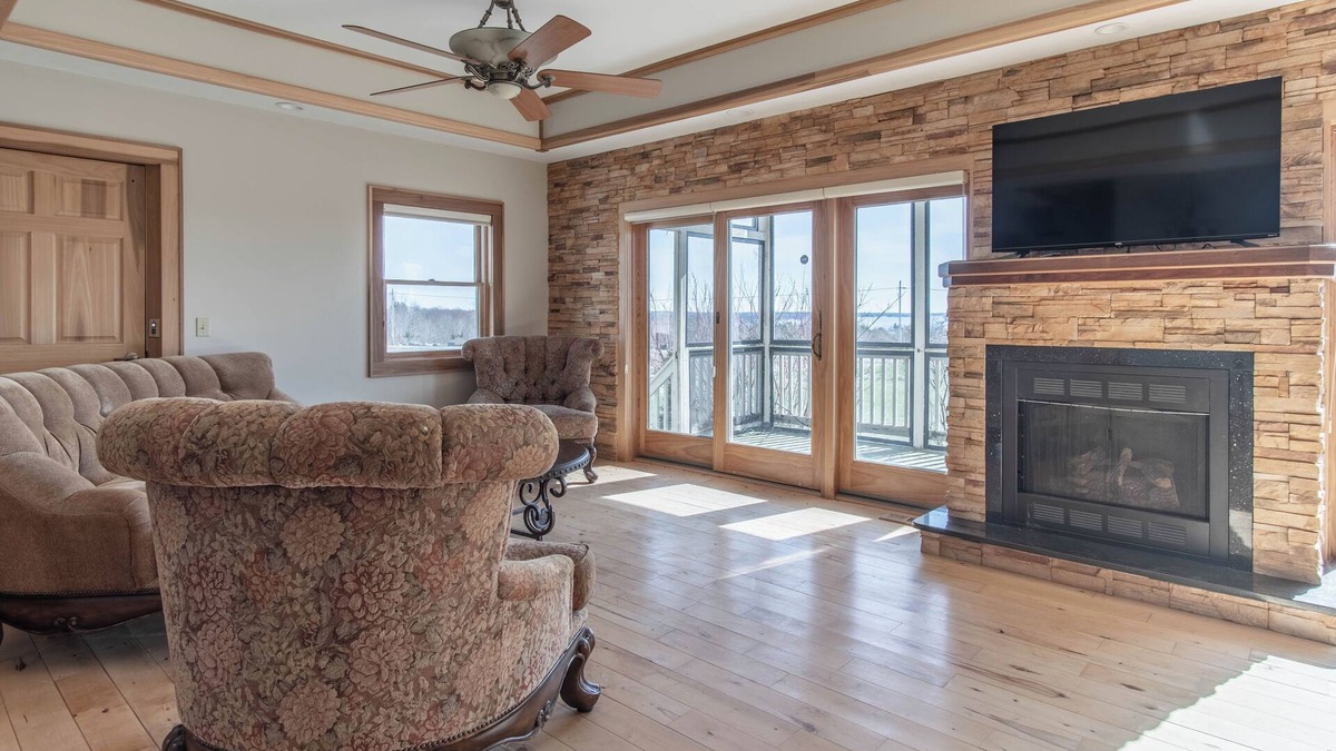 Hammond House | Spacious 4-bedroom overlooking Singer Castle including boat slip on the river