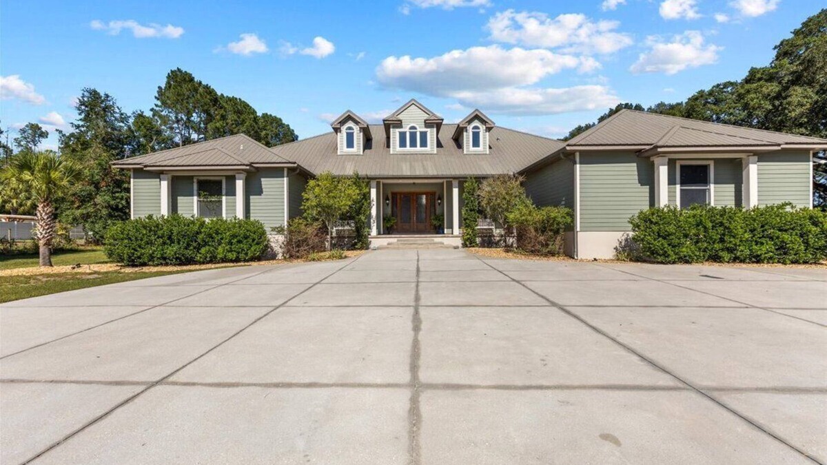 Trenton House | Spacious 4-bedroom pool house minutes from Suwannee River and natural springs!