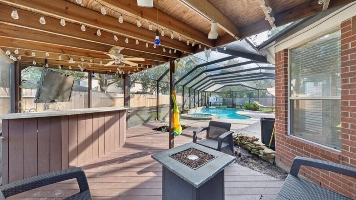 Barker House | Spacious 4-bedroom Spa Pool Enclosure king bed Safe Peaceful Houston