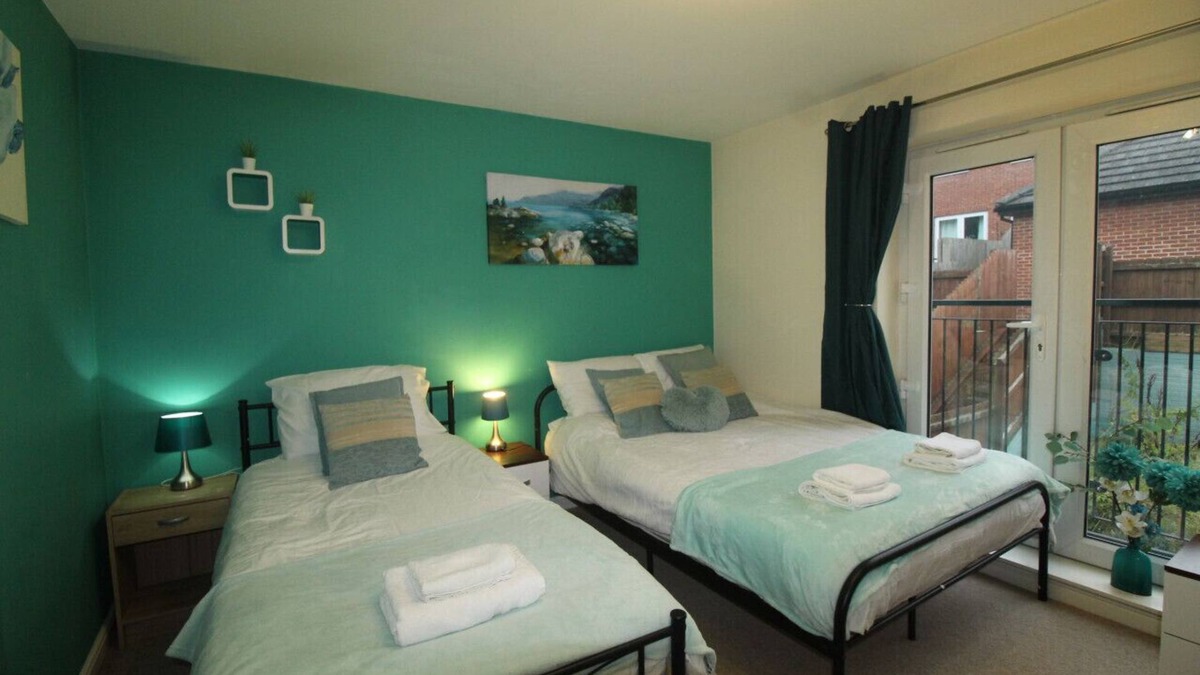 Ault Hucknall House | Spacious 4 bedroom town house