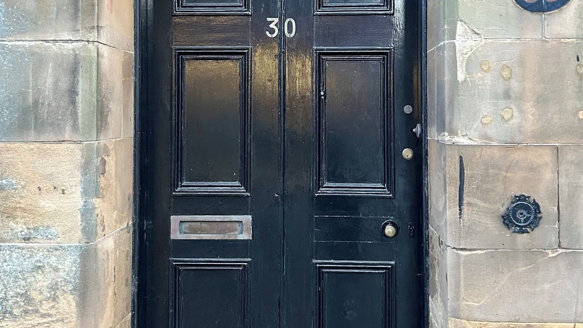 Cupar House | Spacious 4 bedroom townhouse with traditional features and private courtyard