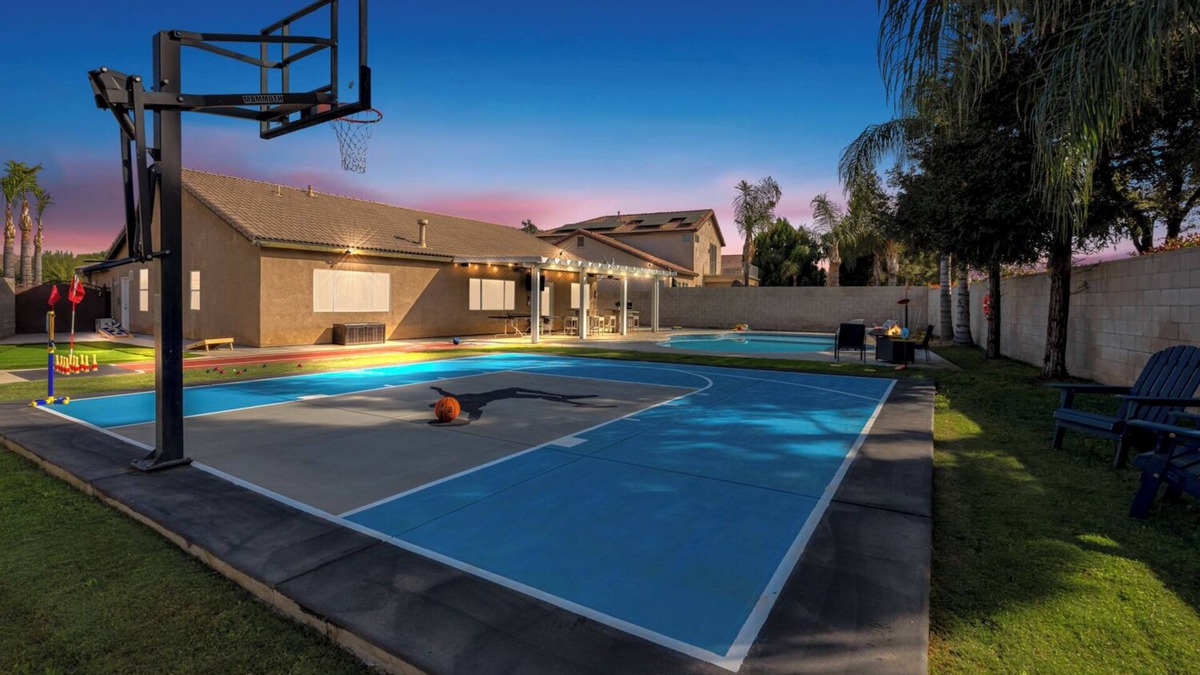 Greenacres House | Spacious 4-bedroom house with Pool, Fun BackYard & Amazing Game Room