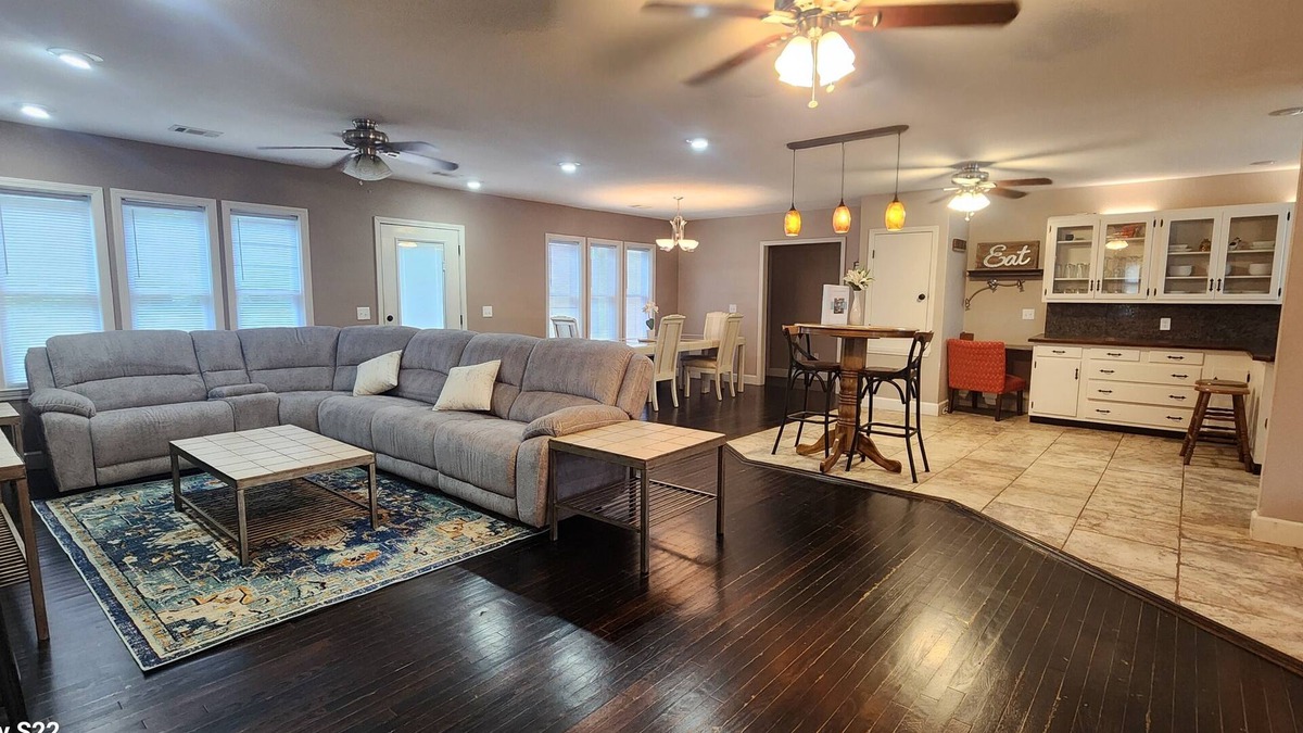 Clarksville House | Spacious 4 bedroom Downtown Clarksville
