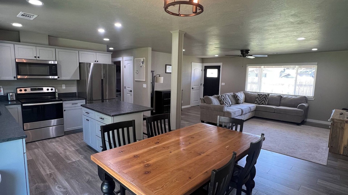 Grants Pass House | Spacious 4 bedroom 2 bath house across from the Rogue River with big fenced yard