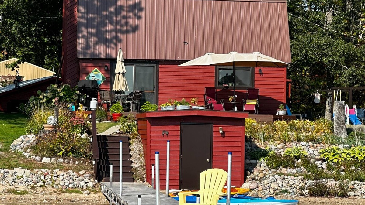 Johannesburg House | Spacious 4-bedroom lakefront home on Big Bear Lake in Johannesburg with WiFi, AC