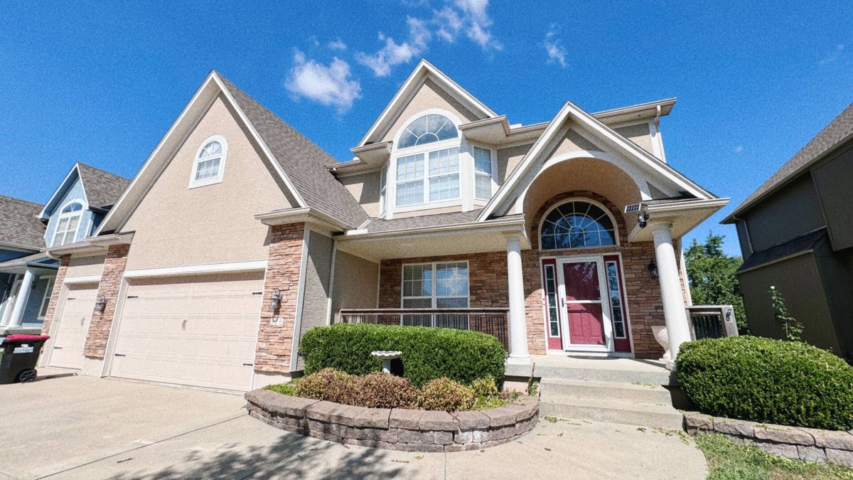 Lee's Summit House | Spacious 4-bedroom house with WiFi and AC in fabulous Lee's Summit