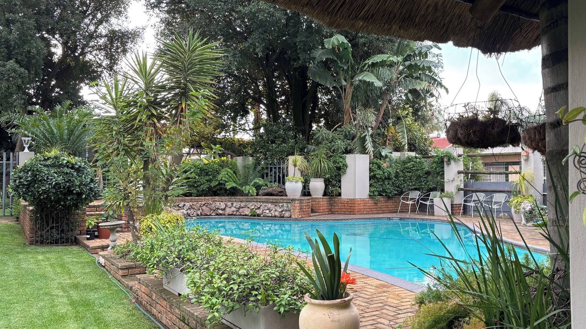 Krugersdorp House | Spacious 4-bedroom luxurious house in upmarket suburb of Krugersdorp.