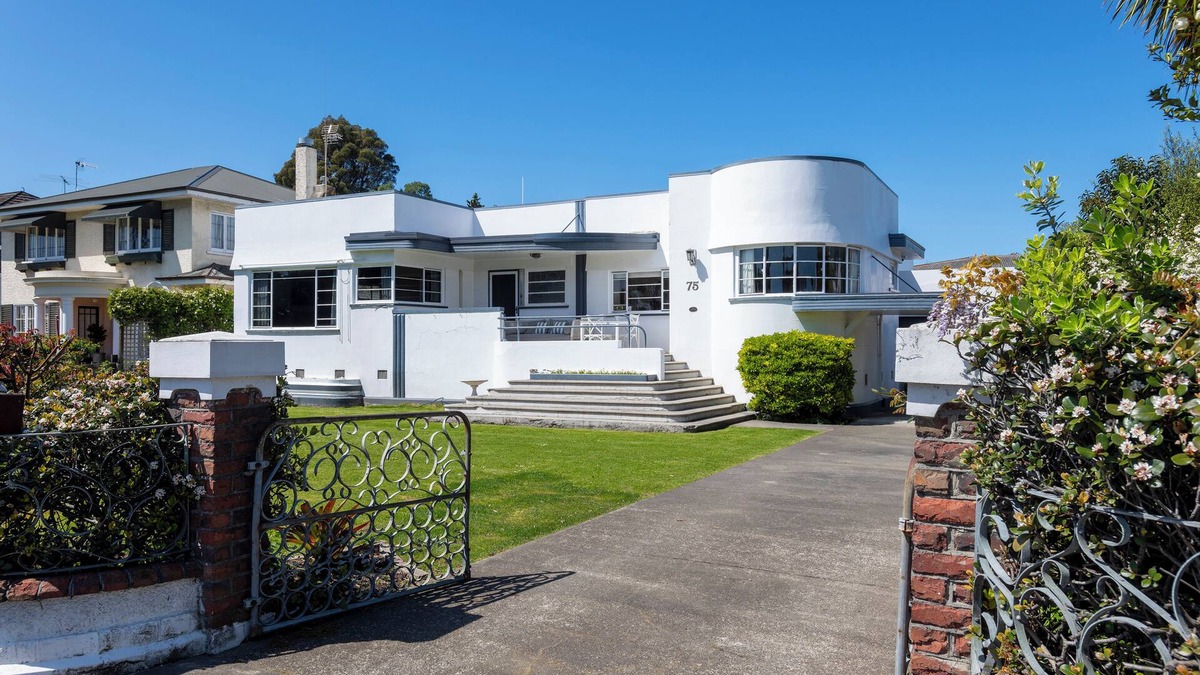 Gisborne House | Spacious 4 Bedroomed Art Deco Charm - Inner City on the River.
