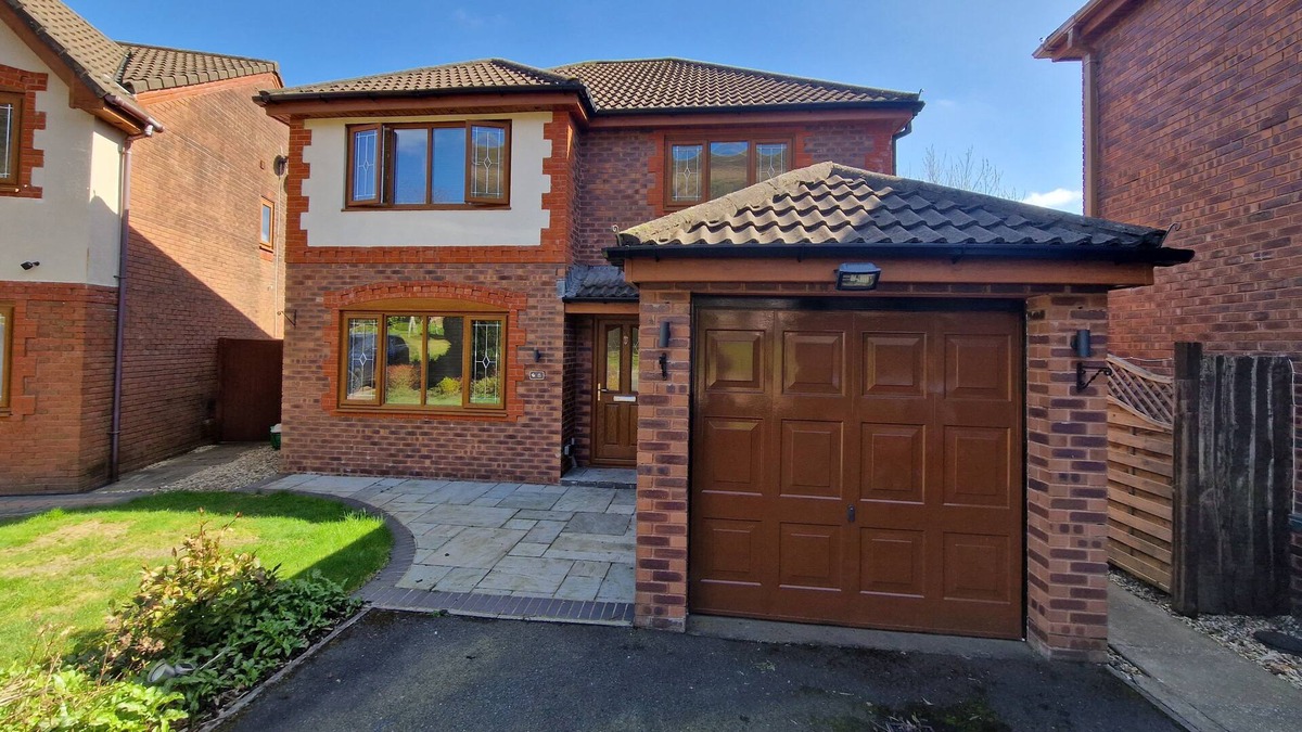 Waunlwyd House | Spacious 4 BR detached & parking