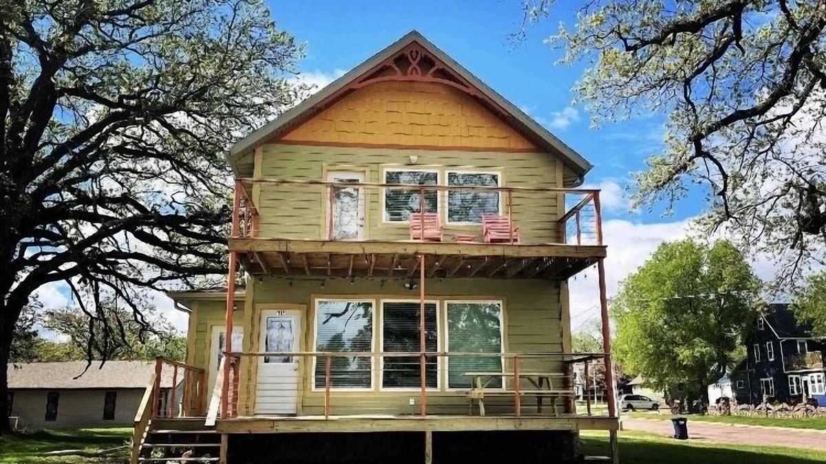 Spirit Lake House | Spacious 4-BR House, Lake and Park across the street!