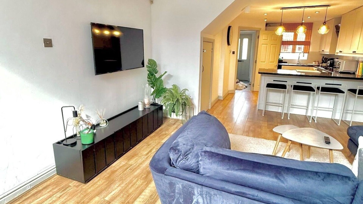 Didsbury House | Spacious 4-BR | Outdoor Seating | 2 Free Parking