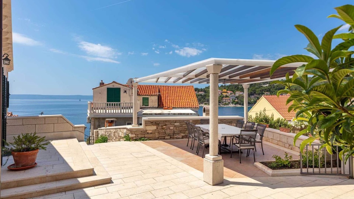 Sumartin Villa | Spacious 4-BR Villa for 8+2 near the beach, with private pool