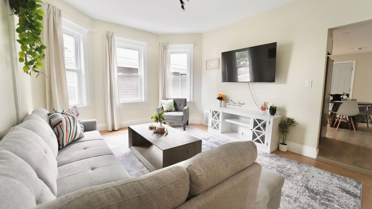 East Somerville Apartment | Spacious 4BDR/2BA- Walk to T-Station- Minutes to Boston
