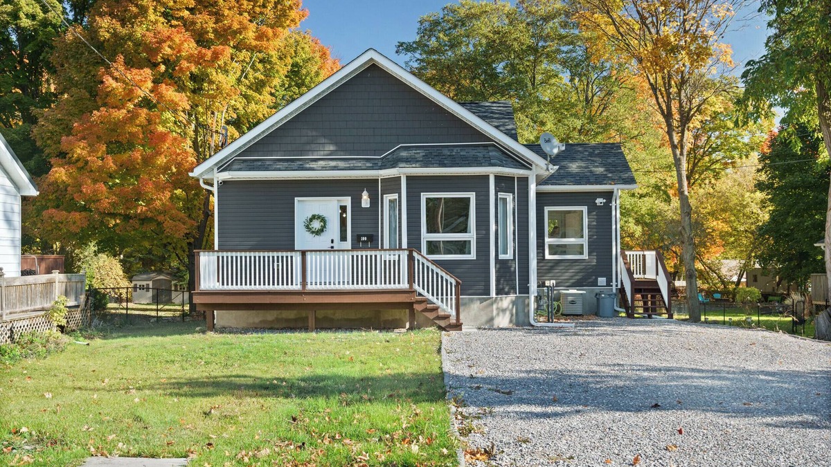 Fenelon Falls House | Spacious 4Bdrm Home Patio, BBQ, Walk to Lake - Holiday Home