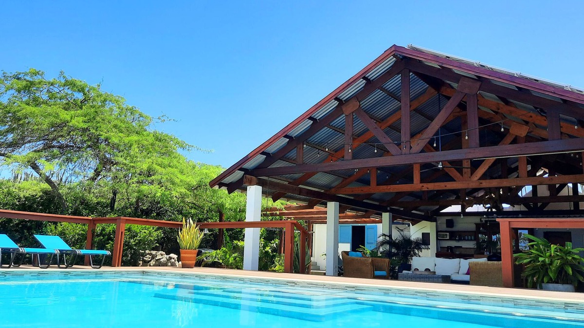 Jaburibari Villa | Spacious 4bed - 3bath villa w infinity pool and lush surroundings.
