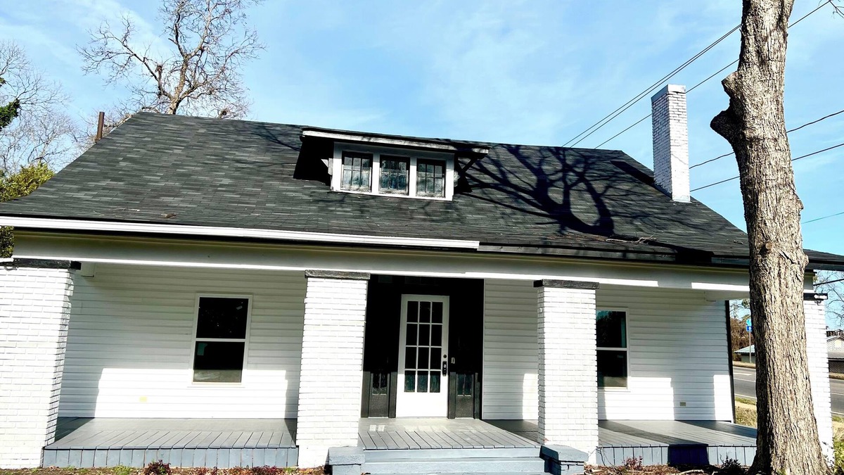 Clanton House | Spacious 4BR Downtown Clanton Retreat Walk to Shops & Dining, Sleeps 12