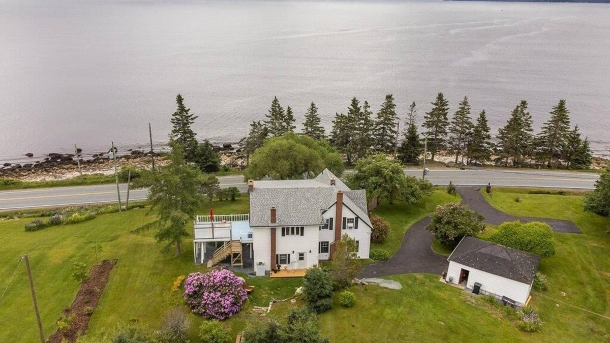 Queensland House | Spacious 4BR Family Beach House in Queensland N.S
