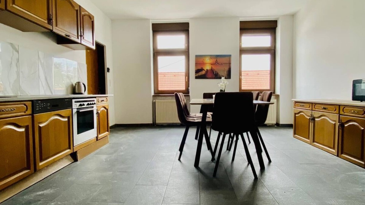 Grinzing Apartment | Spacious 4BR for 15 & 15 Min to Danube