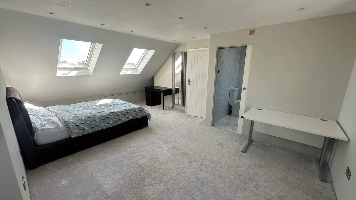 Stonecot House | Spacious 4BR Home Garden & Office Space
