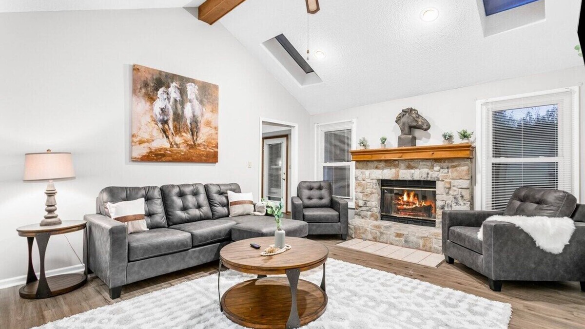 I-435 West KC-KS House | Spacious 4BR Home Near Legends & Shopping