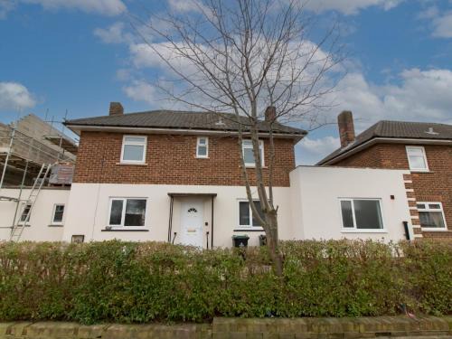 Darlington House | Spacious 4BR Home w Smart TVs Driveway Parking Pass the Keys