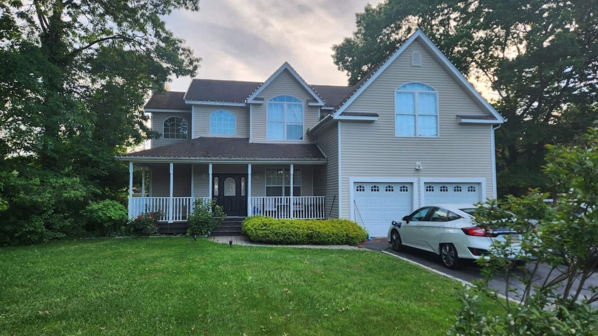 Ronkonkoma House | Spacious 4BR house Ronkonkoma, NY. Central AC, WiFi.heated pool, many extras