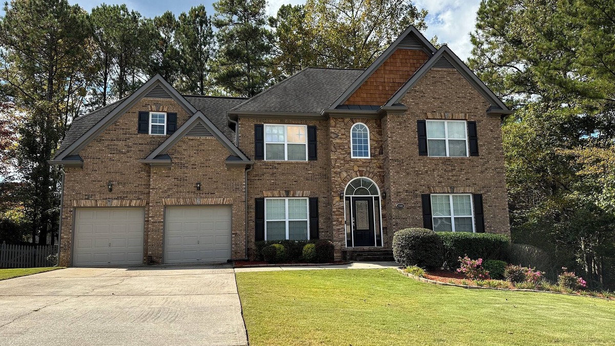 Douglasville House | Spacious 4BR House with pool, garden & jacuzzi tub.
