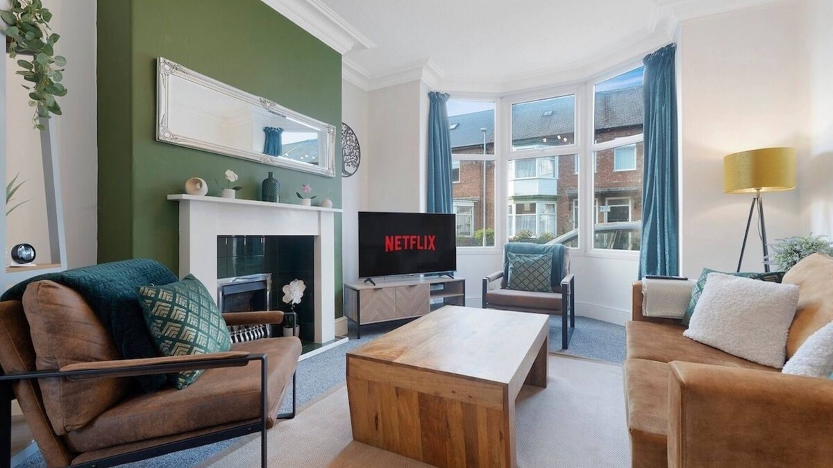 Darlington House | Spacious 4BR on Leafield Rd