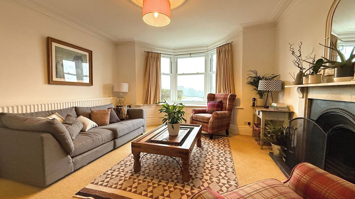 Dronfield House | Spacious 4BR Retreat for 8