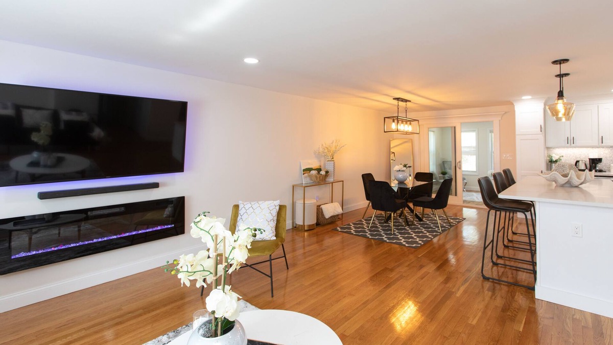 Randolph House | Spacious 4BR with Modern Amenities – Family-Friendlyn