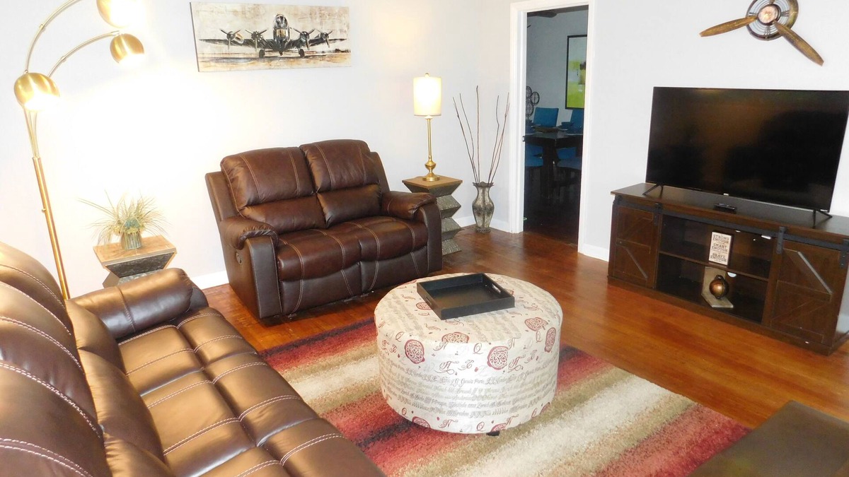 Forest Park House | Spacious 5-bdrm for Families, WorkCrews, Large Groups,& Sport Teams near Airport