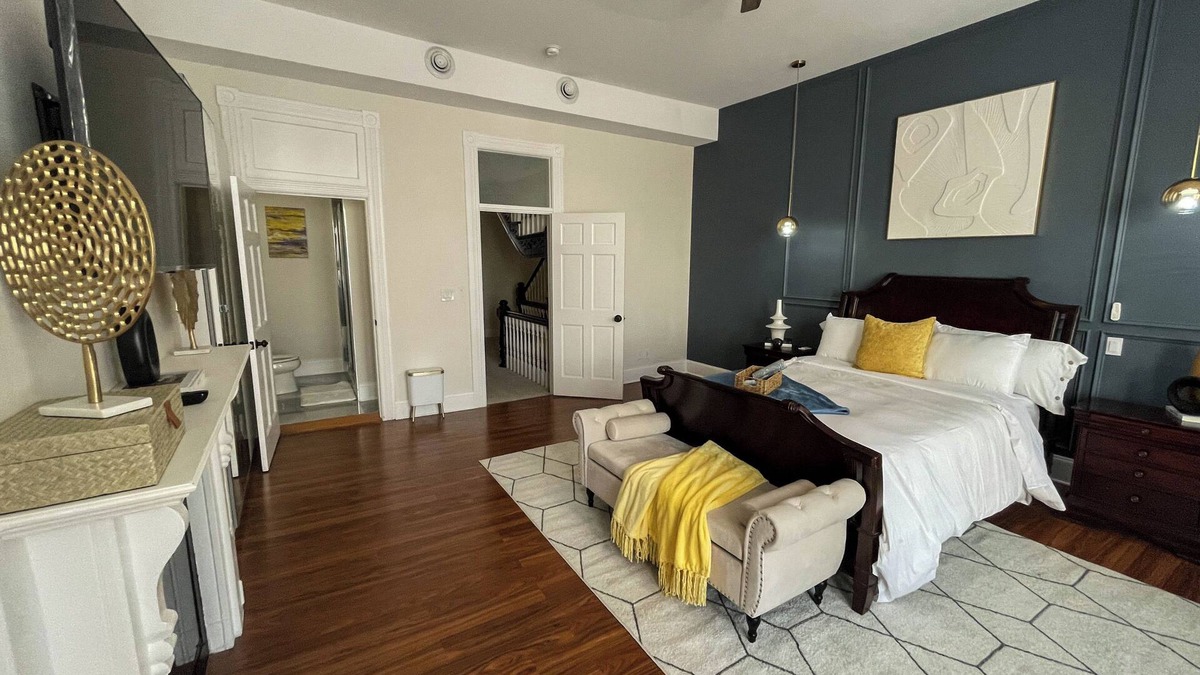 Downtown Baltimore House | Spacious 5-bdrm house w/WiFi, AC, and Laundry in charming MT. Vernon Baltimore