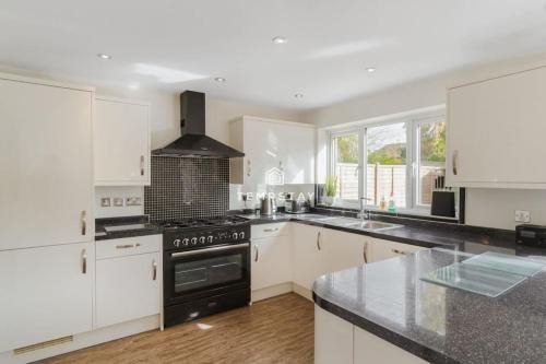 Sunninghill House | Spacious 5 bed Sunninghill with driveway parking