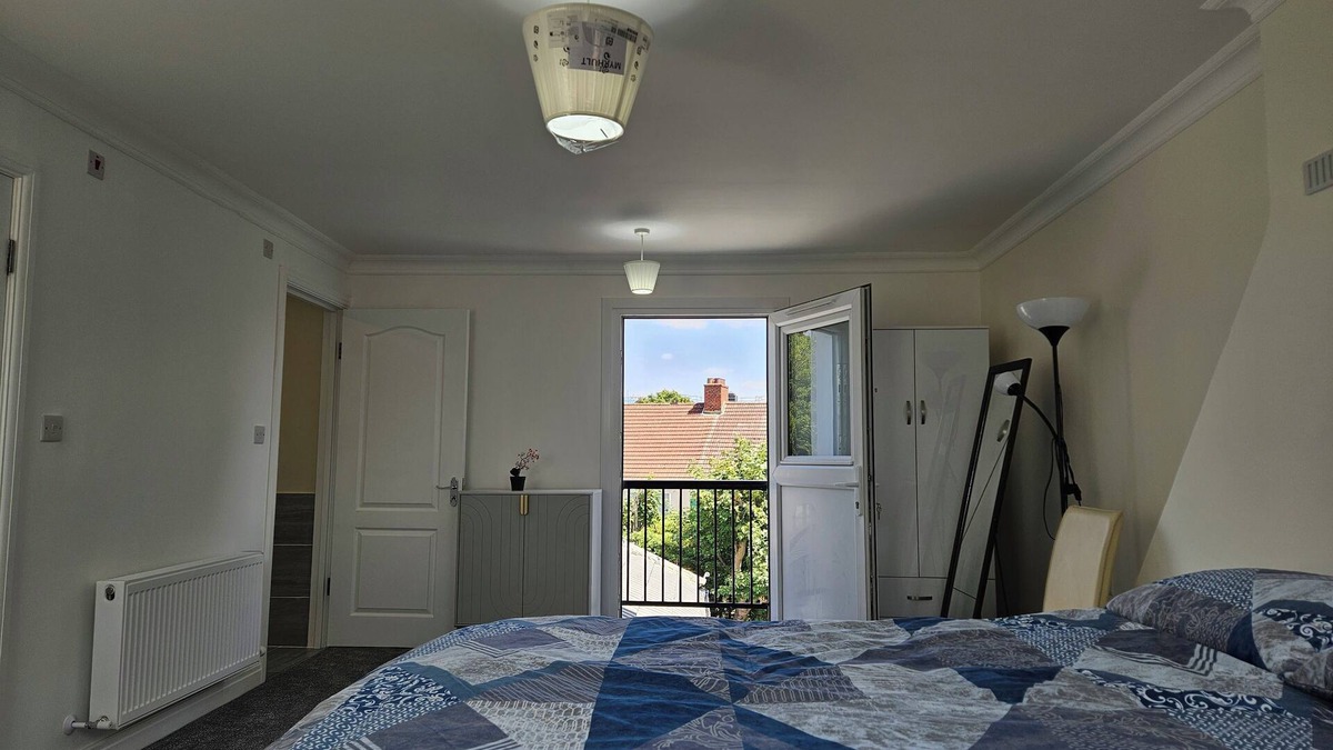 West Thornton House | Spacious 5 bedroom and 5 bathroom home in Croydon