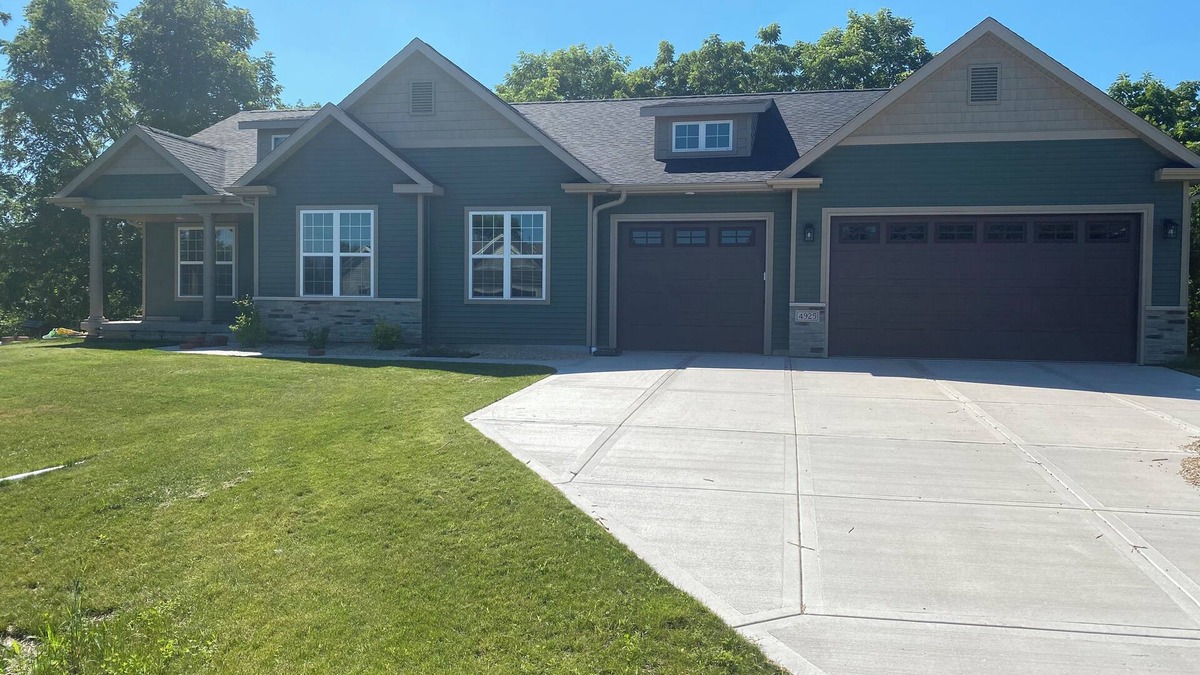 Cottage Grove House | Spacious 5-bedroom house with fitness room and AC in charming Cottage Grove