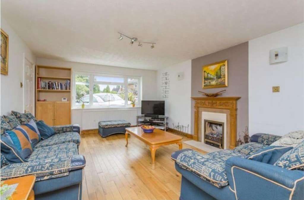 Horsham House | Spacious 5 Bedroom 11 Guest Family House in Horsham