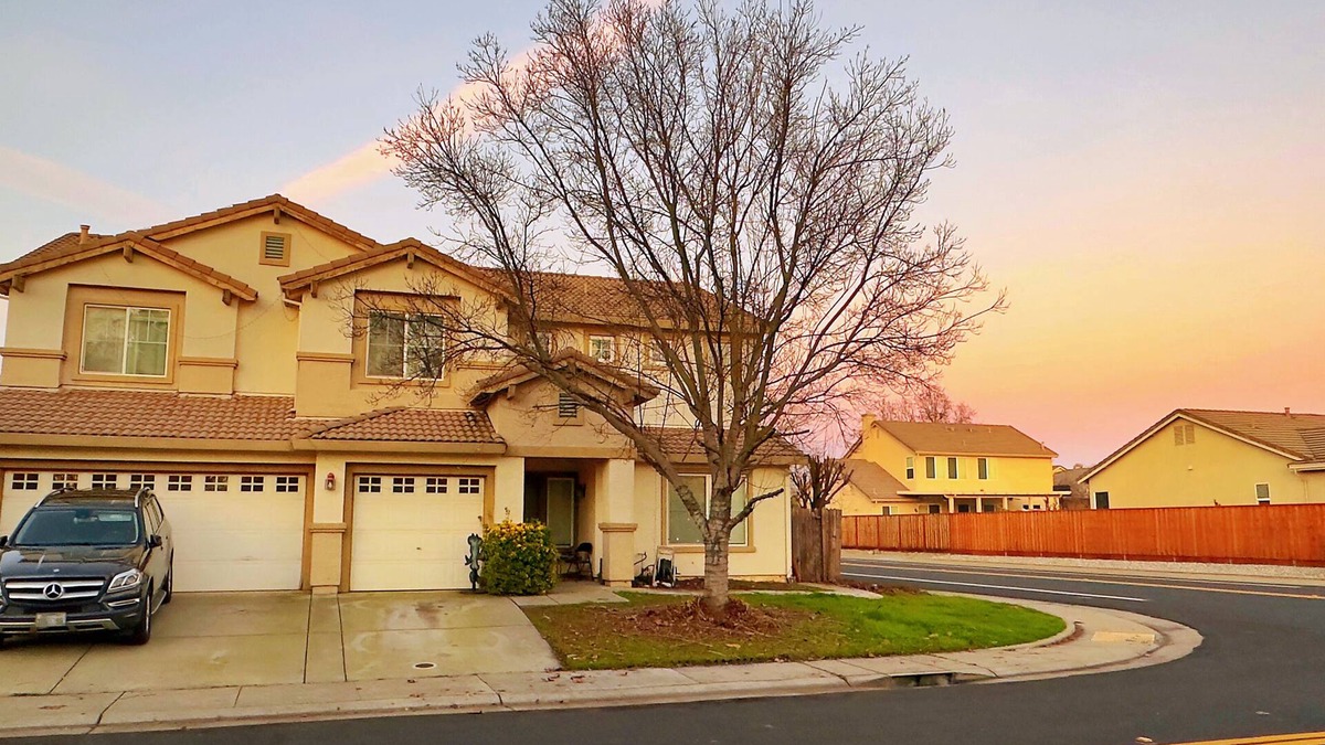 Elk Grove House | Spacious 5-bedroom 3-bath house in delightful Elk Grove