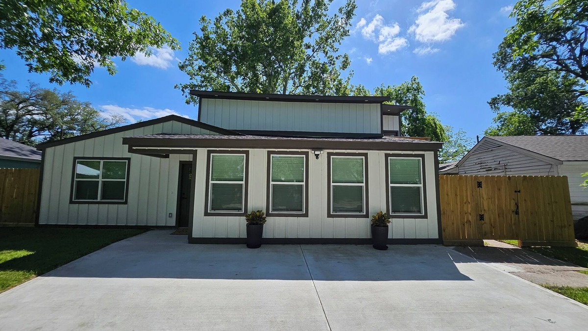 Kempwood House | Spacious 5-bedroom 4 Full Bathroom Newly Remodeled Home