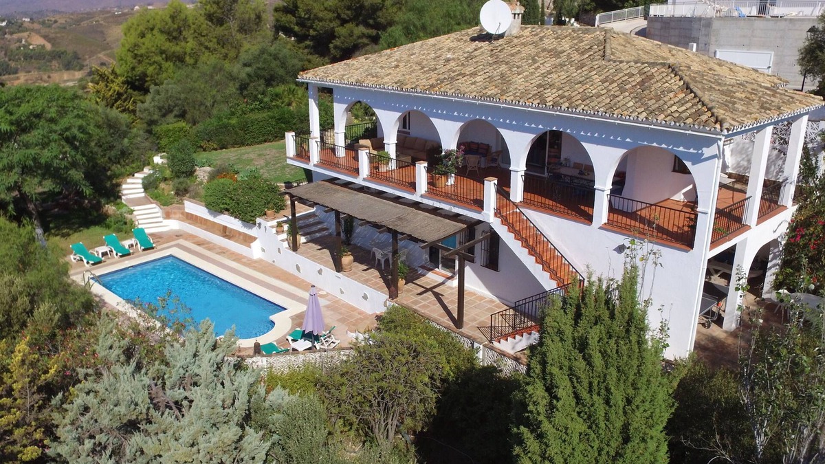 Mijas Villa | Spacious 5 bedroom 5 bathroom family villa with spectacular views to the sea