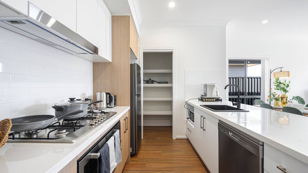 Austral House | Spacious 5-bedroom building in brilliant Austral with AC