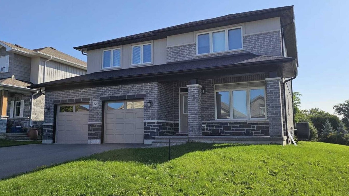 Quinte West House | Spacious 5-bedroom house with AC, WiFi in brilliant Quinte West