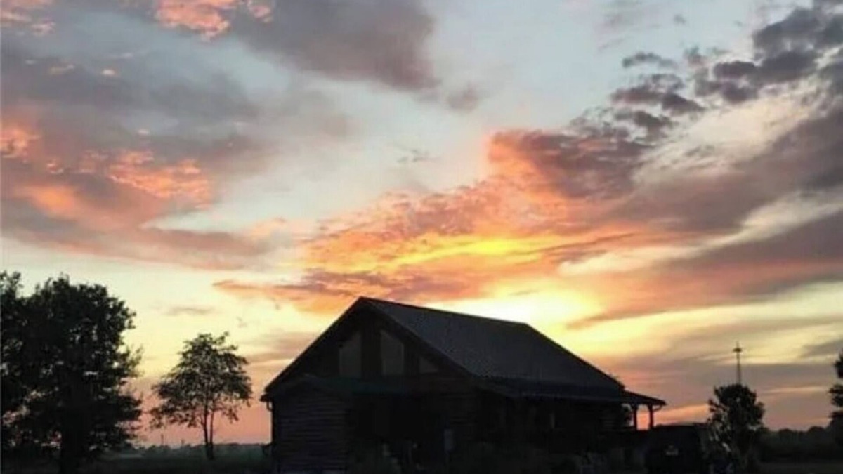 Dola Cabin | Spacious 5-bedroom cabin in tranquil Wharton with WiFi, fitness room ,pond