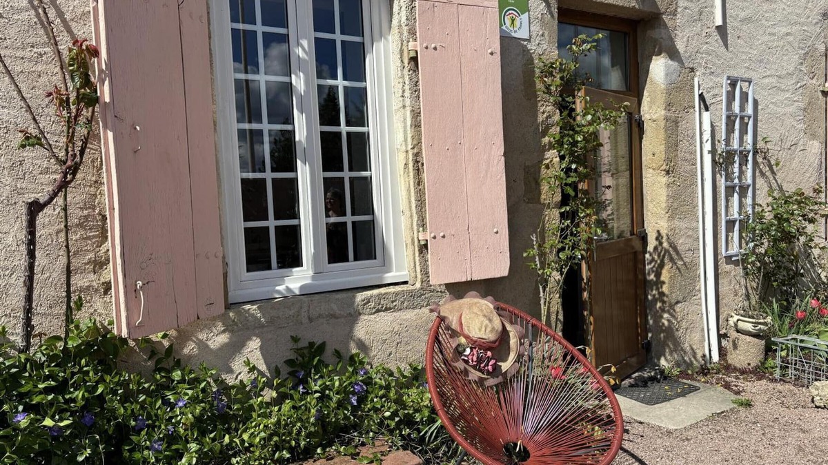 Trezelles Cottage | Spacious 5-Bedroom Family Home with Garden, Games, and Free Wi-Fi