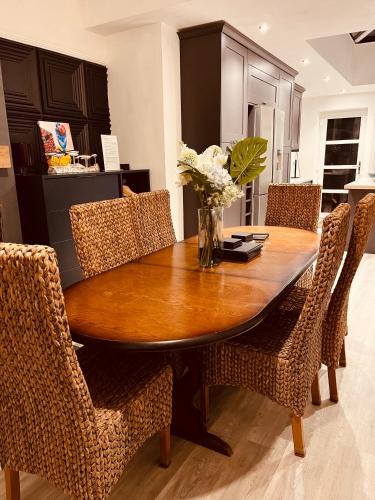 Kidderminster House | Spacious 5 Bedroom Home in Central Kidderminster with Private Parking and Electric Vehicle Facilities, Easy Access to Birmingham and Nearby Towns
